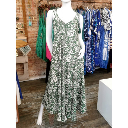 Robe longue satinée pompons épaules motif fleurs vert kaki Goa