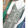Robe longue satinée pompons épaules motif fleurs vert kaki Goa