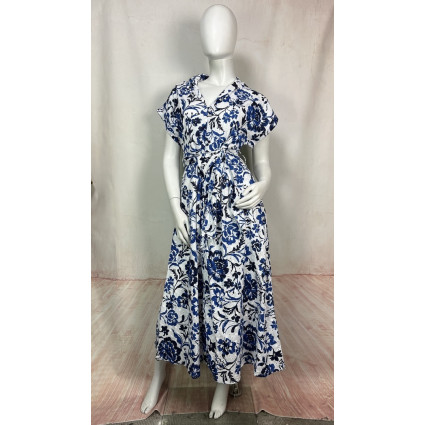 Robe longue blanche à motifs fleuris bleus – Coupe fluide et ceinturée - ALICE