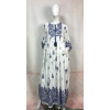 Jusy – Robe longue fluide à détails bleus