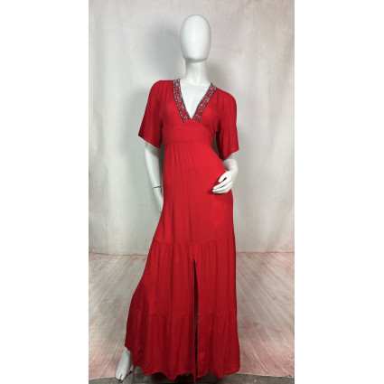 Robe Violette – Longue, rouge et élégamment strassée