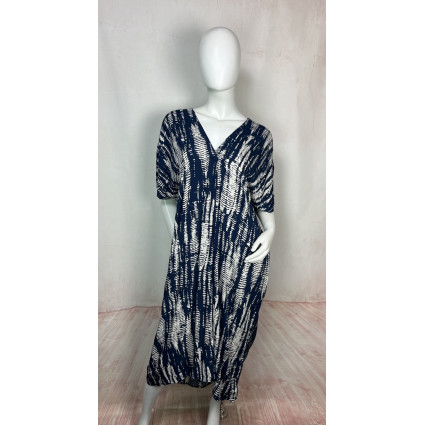 Robe Longue Fluide Bleu Marine à Motifs Blancs – Élégance Décontractée