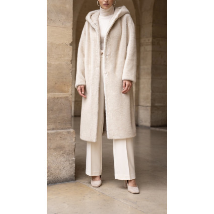 Manteau long écru en fausse fourrure