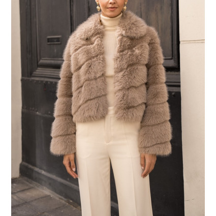 Manteau court en fausse fourrure crème
