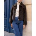 Manteau court en fausse fourrure marron foncé – col à revers et torsades texturées