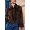 Manteau court en fausse fourrure marron foncé – col à revers et torsades texturées