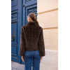 Manteau court en fausse fourrure marron foncé – col à revers et torsades texturées