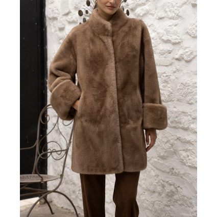 Manteau en fausse fourrure marron foncé – coupe droite et col montant