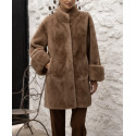 Manteau en fausse fourrure marron foncé – coupe droite et col montant