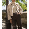 Manteau court en fausse fourrure beige – col à revers et torsades texturées